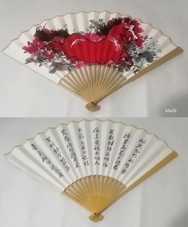 富贵满堂牡丹前硃砂红画汗血宝马送你好运日进斗金八方来财不落款留买扇子的人写名字送给朋友一面牡丹诗